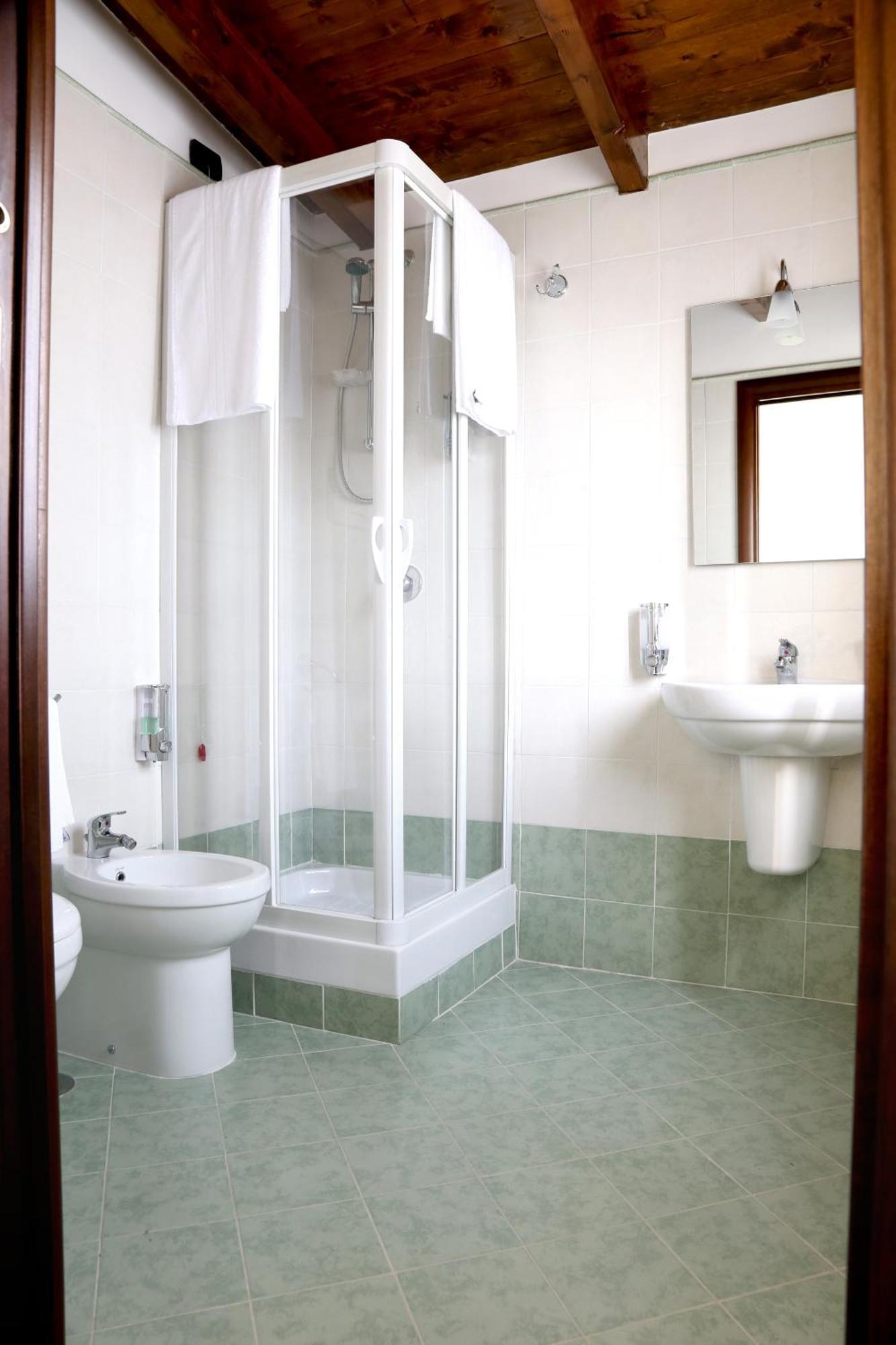 Camera Matrimoniale/Doppia con Letti Singoli con Bagno Privato